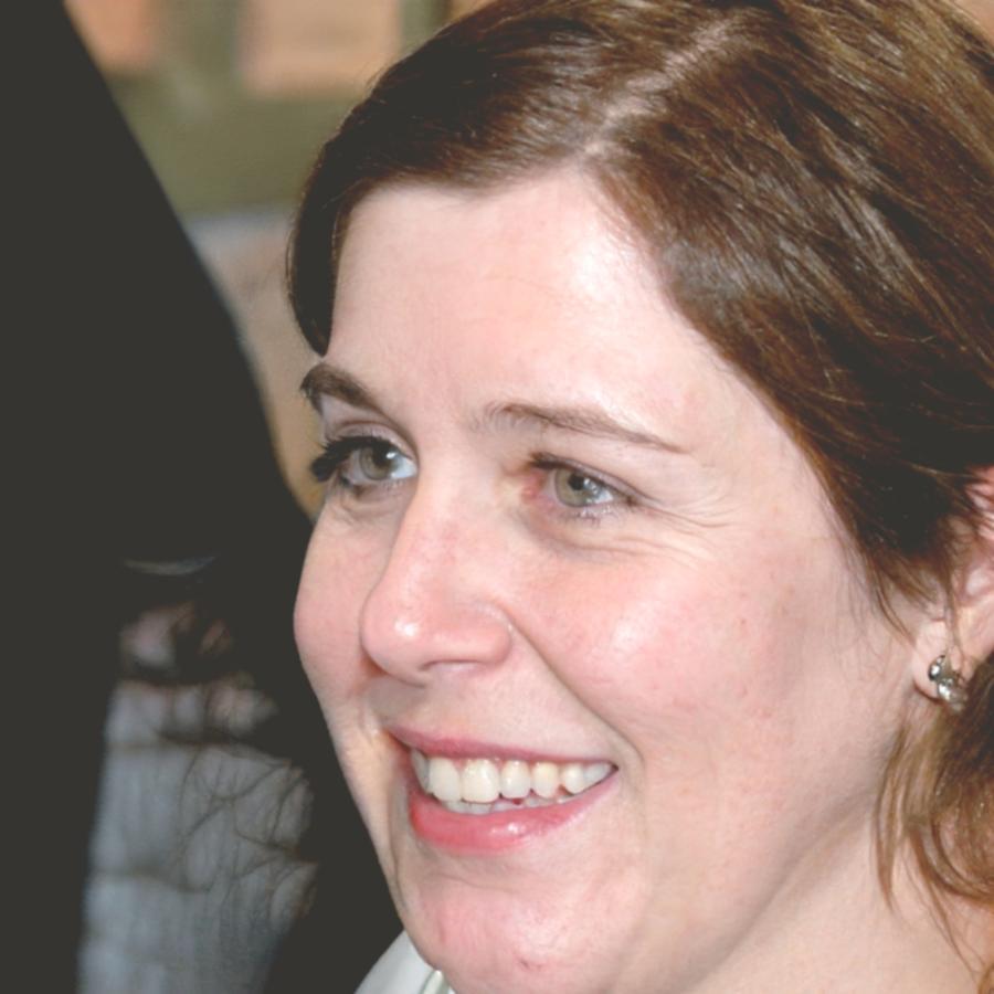 Instructor Isla Drummond explaining sentence structure